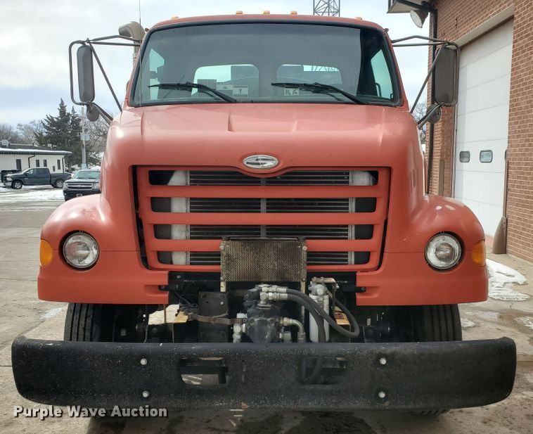 image for item DF4656 2000 Sterling L7501  oil distributor truck