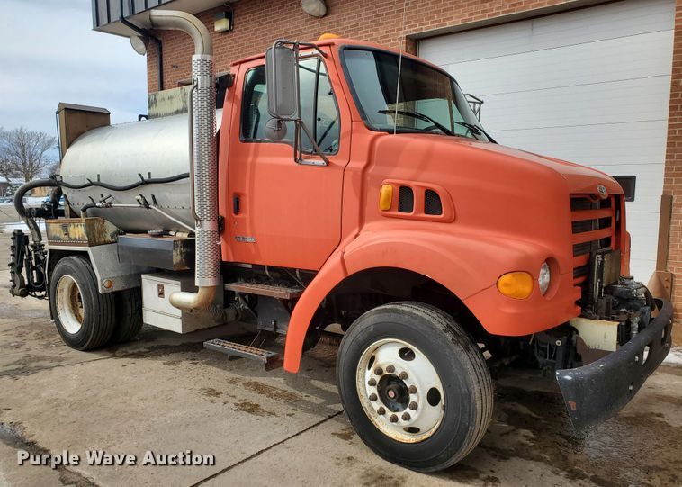 image for item DF4656 2000 Sterling L7501  oil distributor truck