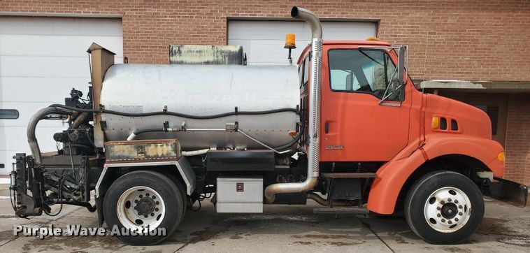image for item DF4656 2000 Sterling L7501  oil distributor truck