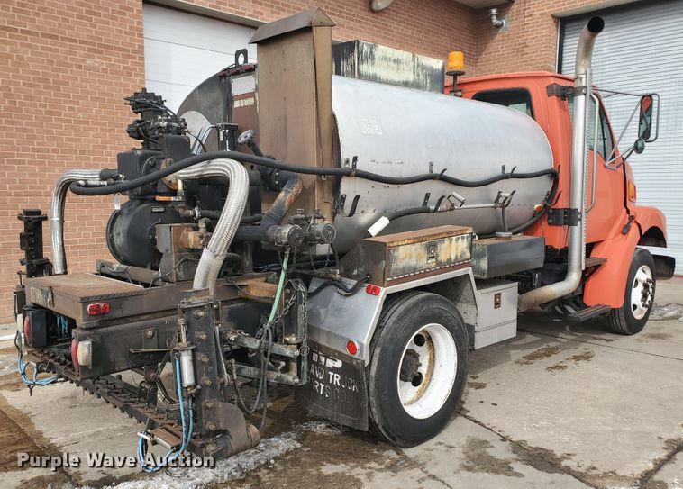 image for item DF4656 2000 Sterling L7501  oil distributor truck