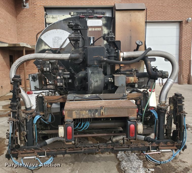 image for item DF4656 2000 Sterling L7501  oil distributor truck