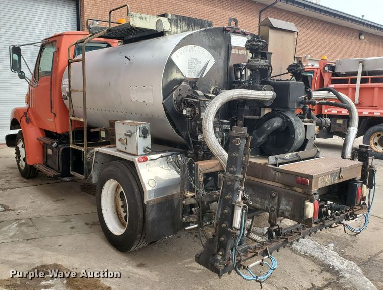 image for item DF4656 2000 Sterling L7501  oil distributor truck