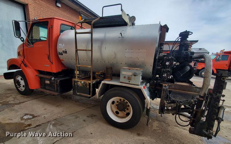 image for item DF4656 2000 Sterling L7501  oil distributor truck