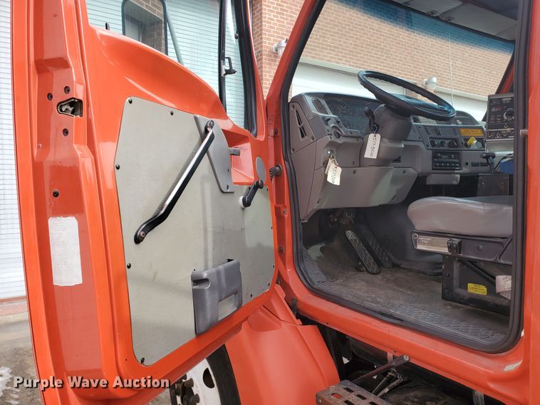 image for item DF4656 2000 Sterling L7501  oil distributor truck