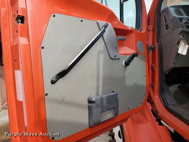 image for item DF4656 2000 Sterling L7501  oil distributor truck