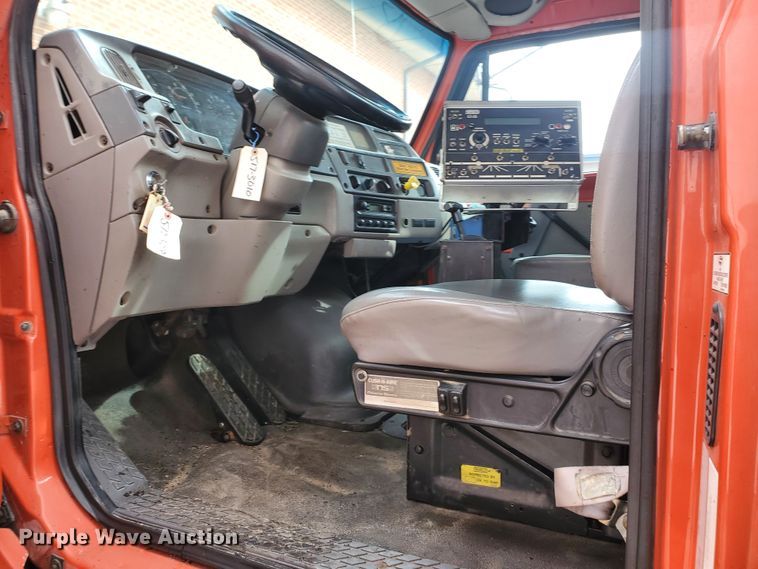 image for item DF4656 2000 Sterling L7501  oil distributor truck