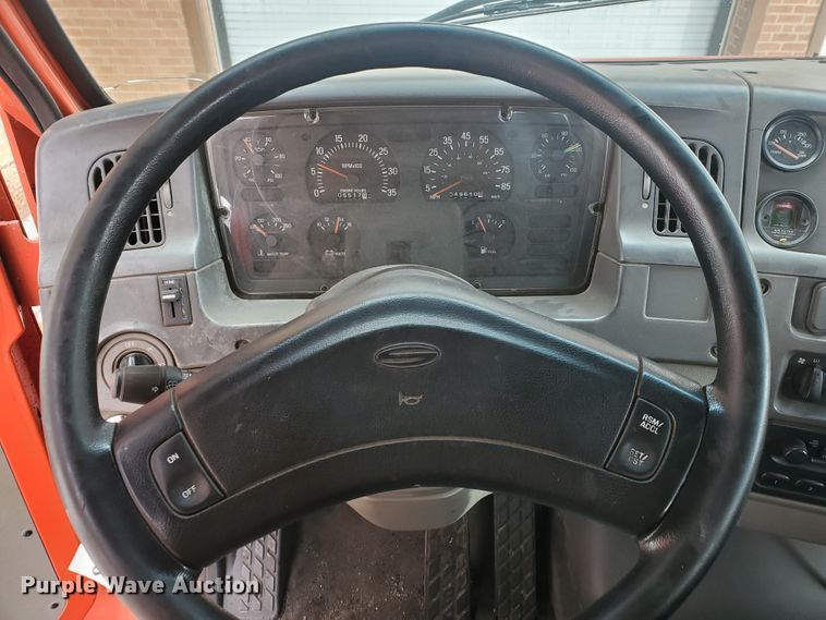 image for item DF4656 2000 Sterling L7501  oil distributor truck