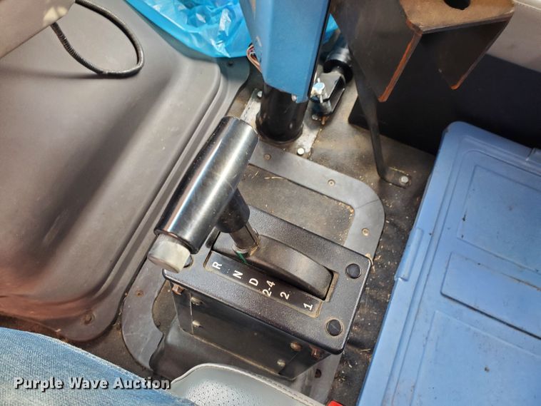 image for item DF4656 2000 Sterling L7501  oil distributor truck