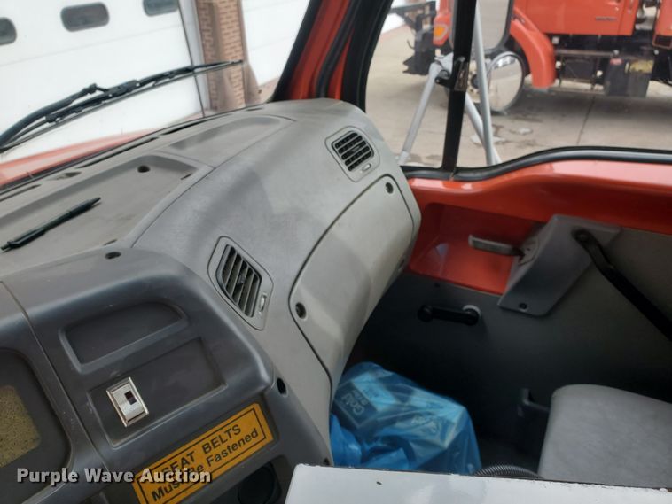 image for item DF4656 2000 Sterling L7501  oil distributor truck