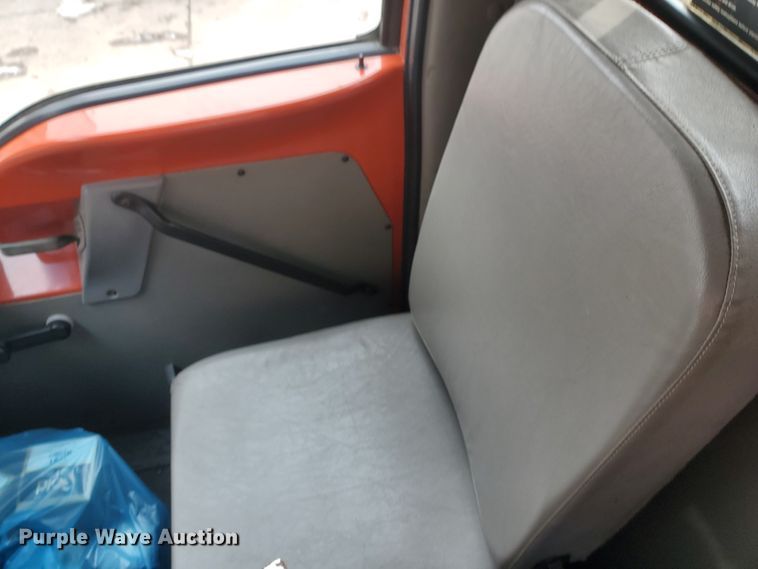 image for item DF4656 2000 Sterling L7501  oil distributor truck