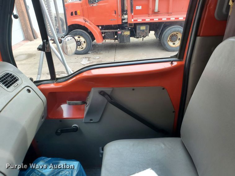 image for item DF4656 2000 Sterling L7501  oil distributor truck