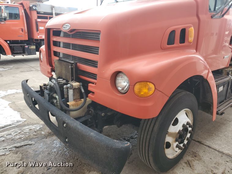 image for item DF4656 2000 Sterling L7501  oil distributor truck