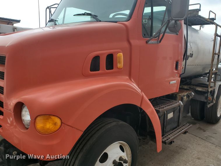 image for item DF4656 2000 Sterling L7501  oil distributor truck