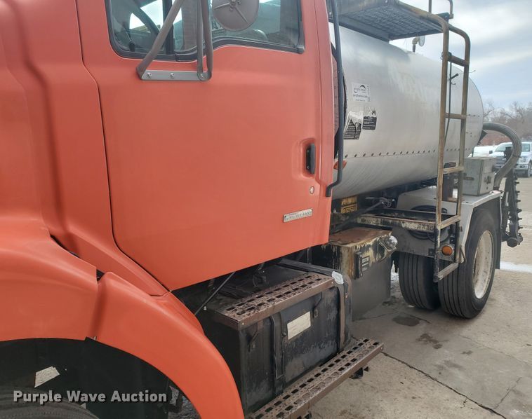 image for item DF4656 2000 Sterling L7501  oil distributor truck