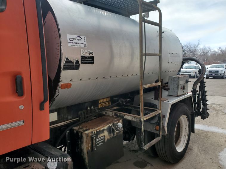 image for item DF4656 2000 Sterling L7501  oil distributor truck