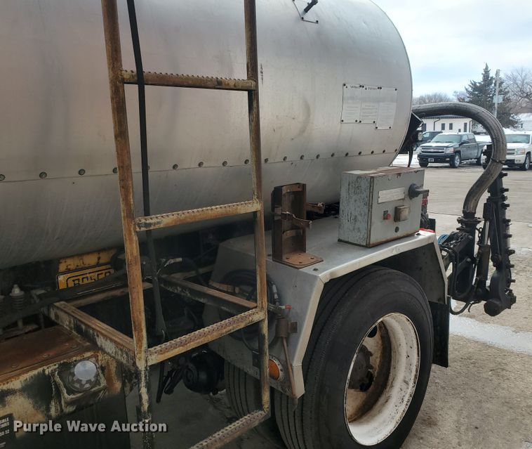 image for item DF4656 2000 Sterling L7501  oil distributor truck