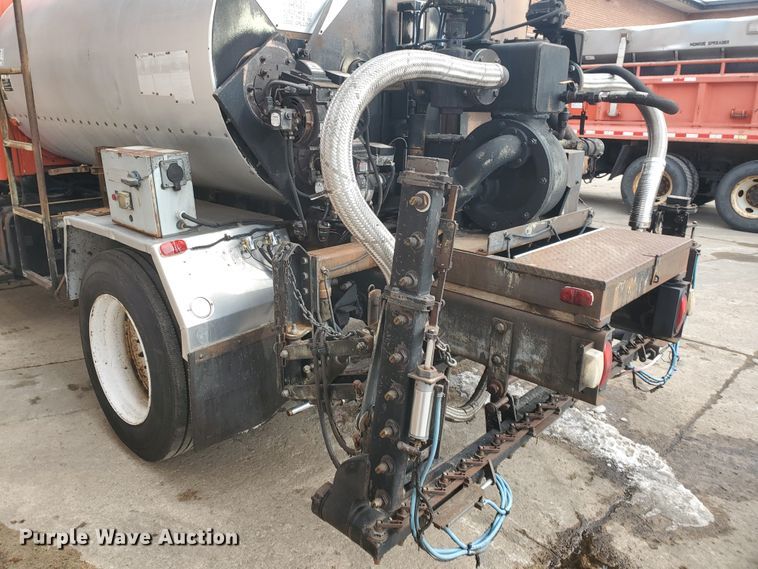 image for item DF4656 2000 Sterling L7501  oil distributor truck