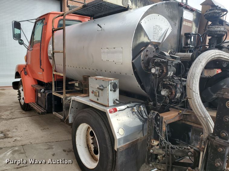 image for item DF4656 2000 Sterling L7501  oil distributor truck