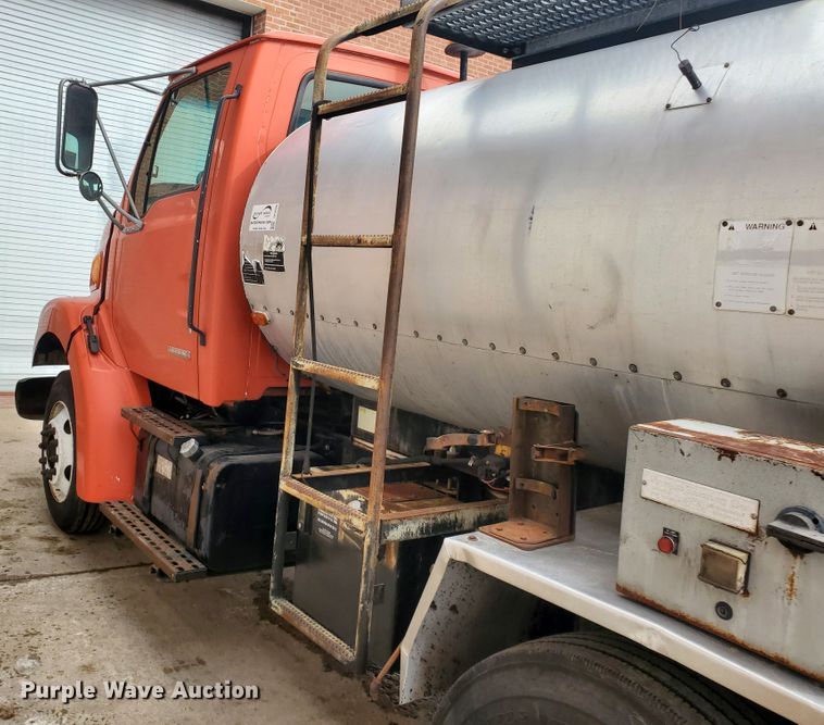 image for item DF4656 2000 Sterling L7501  oil distributor truck