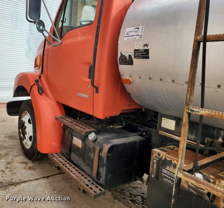 image for item DF4656 2000 Sterling L7501  oil distributor truck