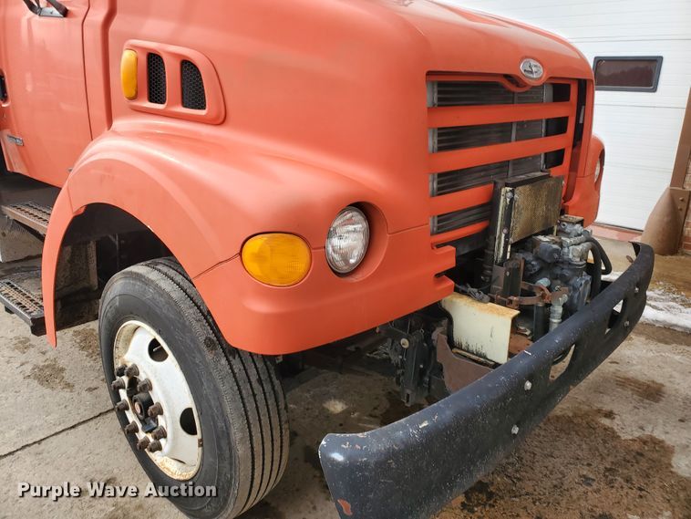 image for item DF4656 2000 Sterling L7501  oil distributor truck