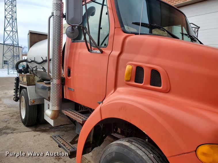 image for item DF4656 2000 Sterling L7501  oil distributor truck