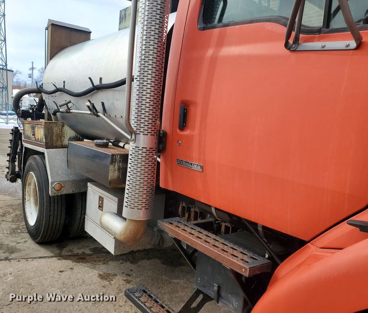 image for item DF4656 2000 Sterling L7501  oil distributor truck