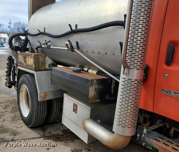 image for item DF4656 2000 Sterling L7501  oil distributor truck