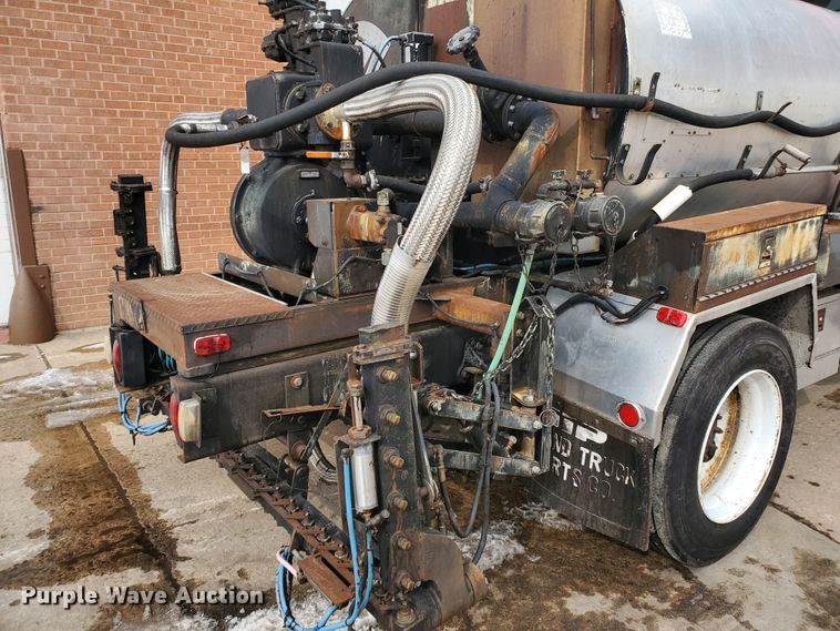 image for item DF4656 2000 Sterling L7501  oil distributor truck