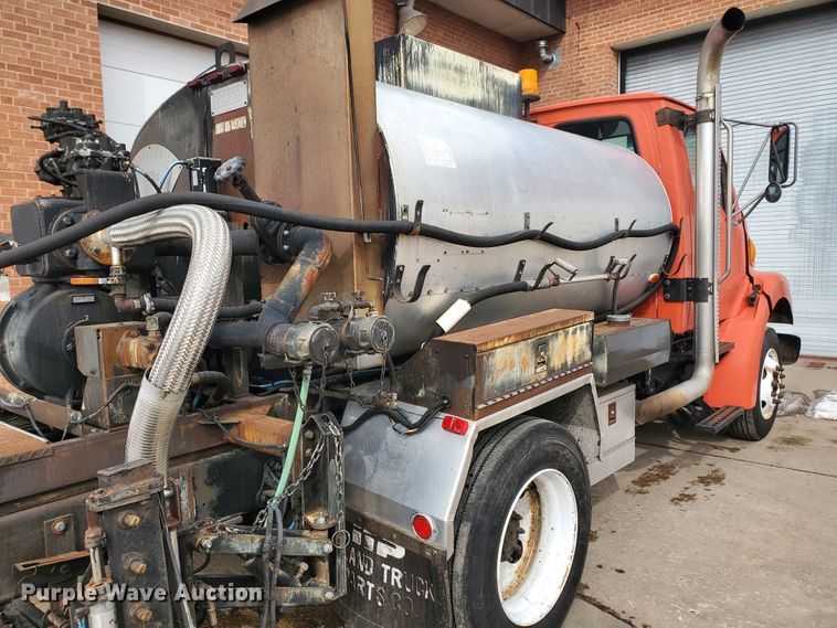 image for item DF4656 2000 Sterling L7501  oil distributor truck