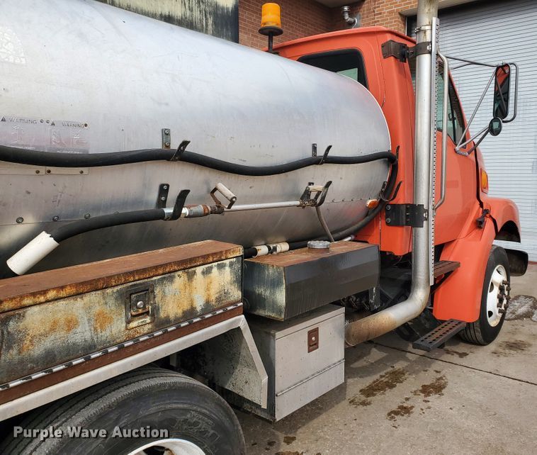 image for item DF4656 2000 Sterling L7501  oil distributor truck