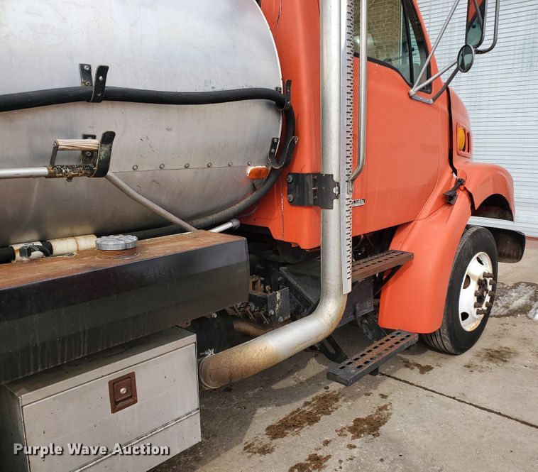 image for item DF4656 2000 Sterling L7501  oil distributor truck