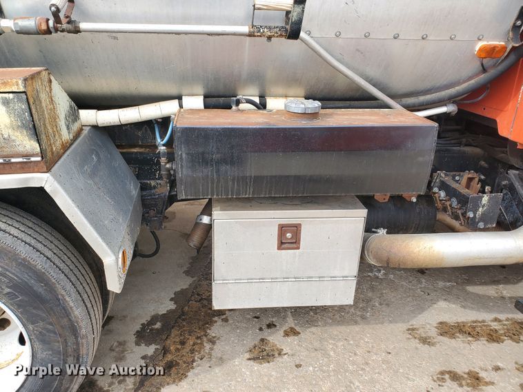 image for item DF4656 2000 Sterling L7501  oil distributor truck