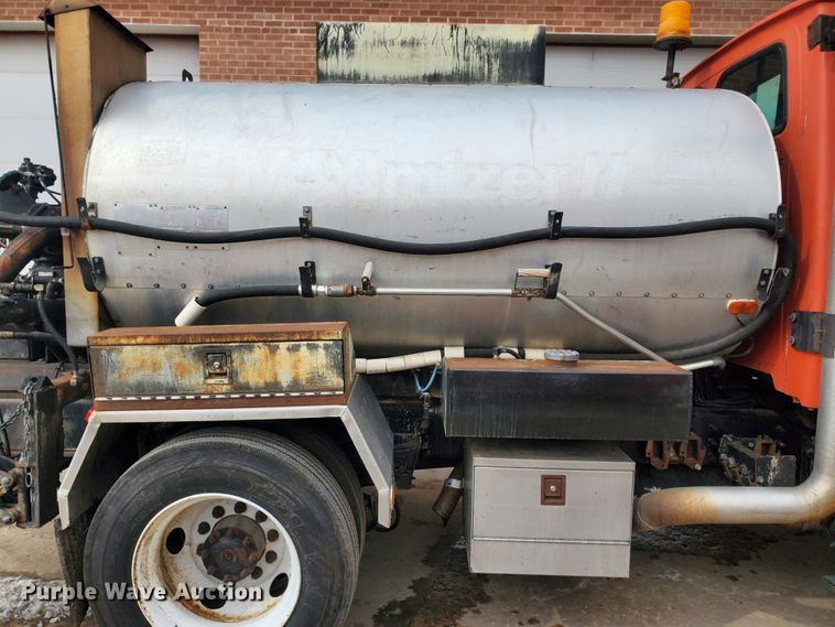 image for item DF4656 2000 Sterling L7501  oil distributor truck