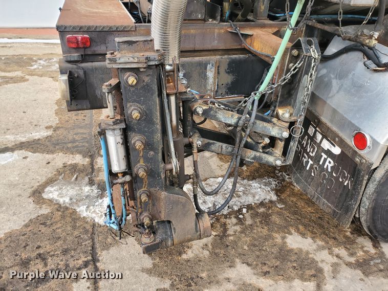 image for item DF4656 2000 Sterling L7501  oil distributor truck