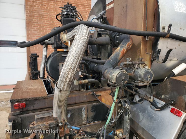 image for item DF4656 2000 Sterling L7501  oil distributor truck