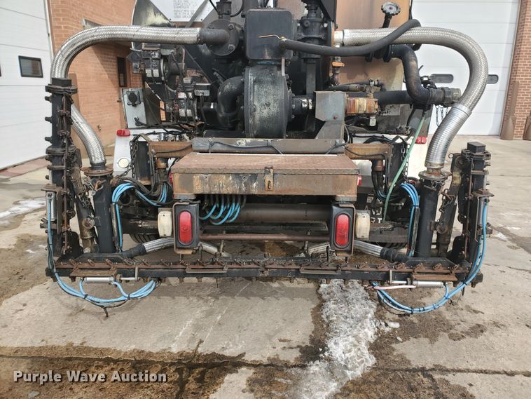 image for item DF4656 2000 Sterling L7501  oil distributor truck