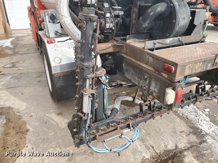 image for item DF4656 2000 Sterling L7501  oil distributor truck