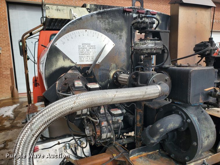 image for item DF4656 2000 Sterling L7501  oil distributor truck