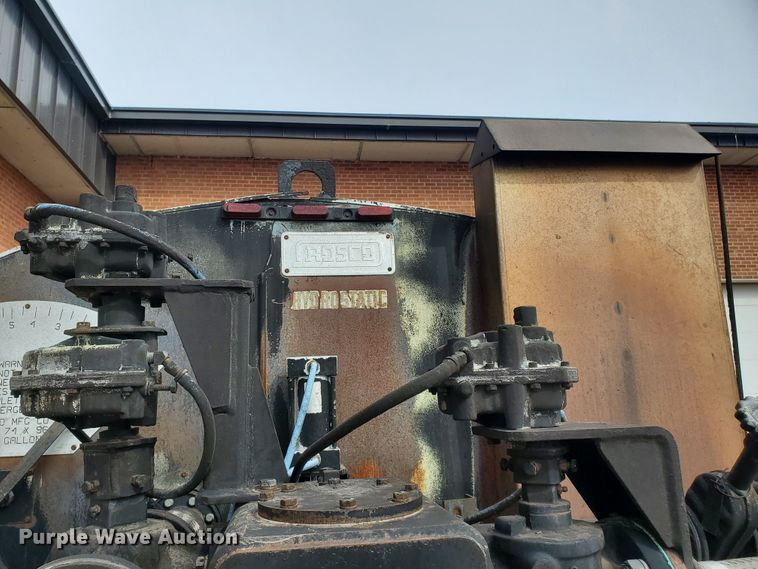 image for item DF4656 2000 Sterling L7501  oil distributor truck