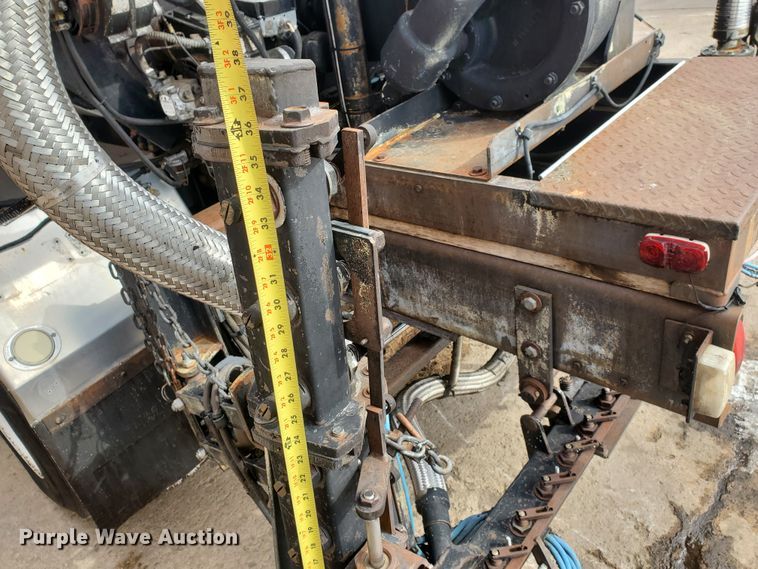 image for item DF4656 2000 Sterling L7501  oil distributor truck