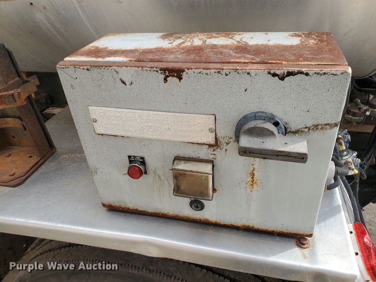 image for item DF4656 2000 Sterling L7501  oil distributor truck