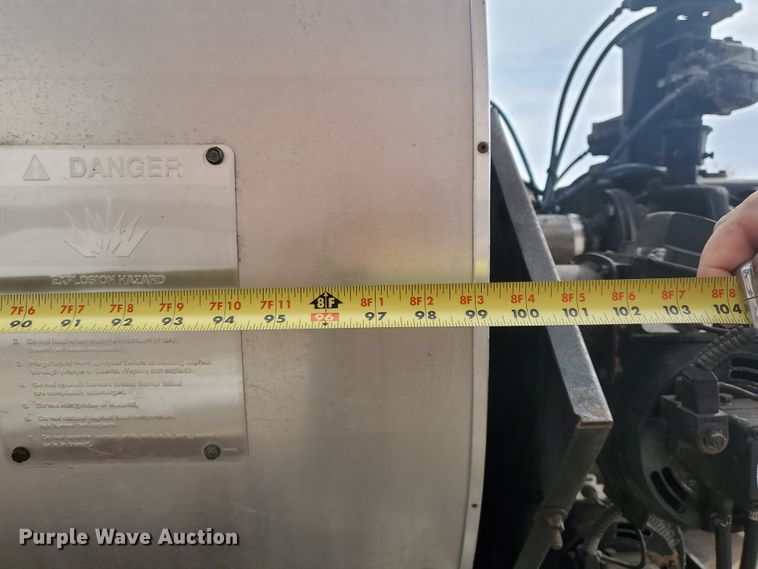 image for item DF4656 2000 Sterling L7501  oil distributor truck