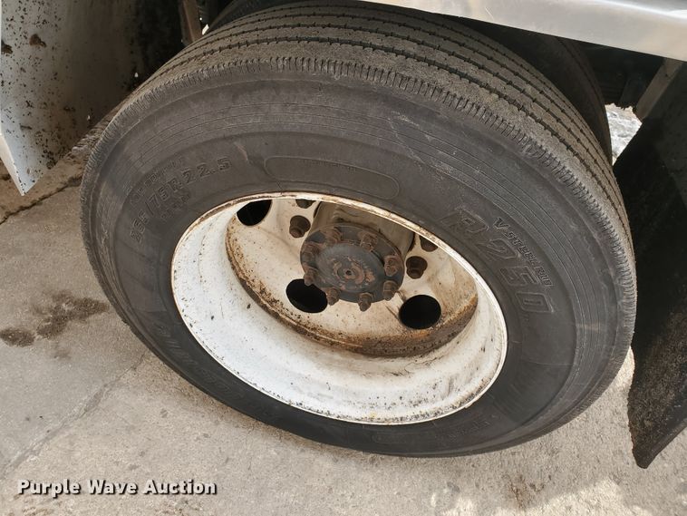 image for item DF4656 2000 Sterling L7501  oil distributor truck