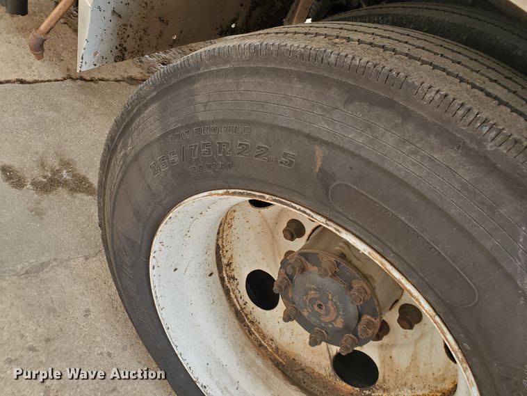 image for item DF4656 2000 Sterling L7501  oil distributor truck