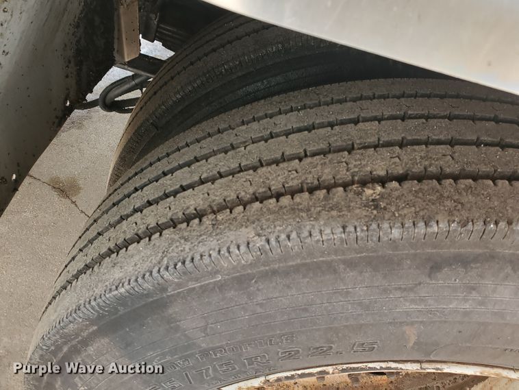 image for item DF4656 2000 Sterling L7501  oil distributor truck