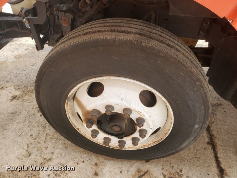 image for item DF4656 2000 Sterling L7501  oil distributor truck