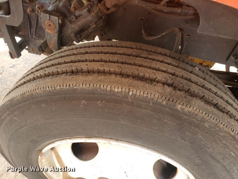 image for item DF4656 2000 Sterling L7501  oil distributor truck