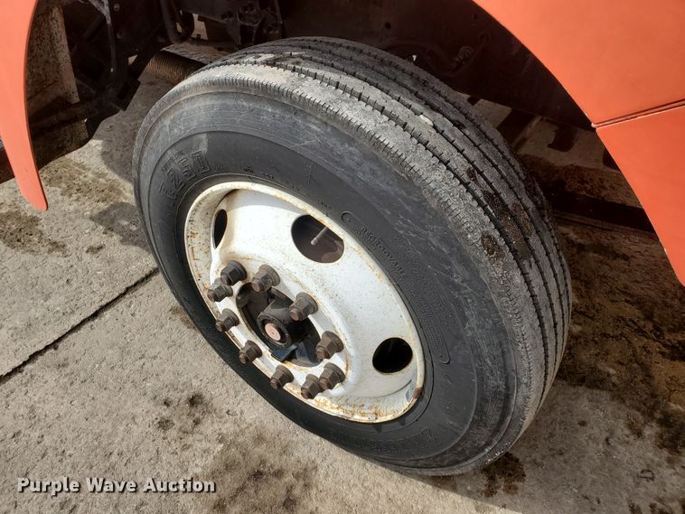 image for item DF4656 2000 Sterling L7501  oil distributor truck