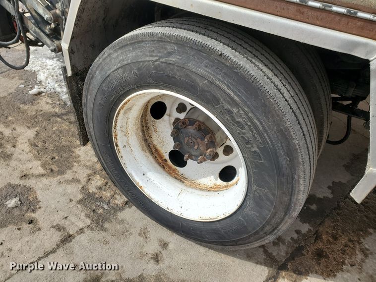 image for item DF4656 2000 Sterling L7501  oil distributor truck